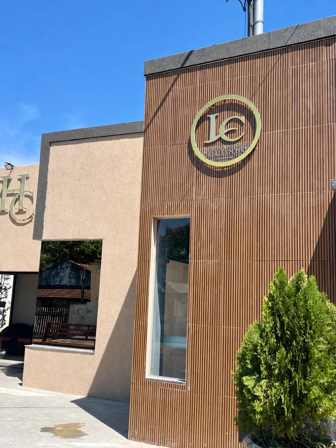 Fachada da Lavanderia Coutinho com o logo LC dourado